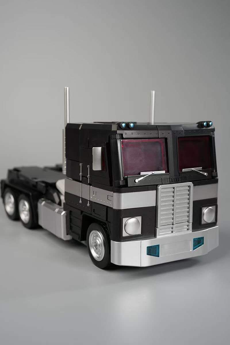 [Pre-order] Pangu Toys PT-01B G1 Nemesis Prime 45cm Transformable Action Figure